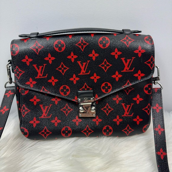 💎✨Authentic✨💎 Ultra Rare Crossbody Monogram - Picture 2 of 13
